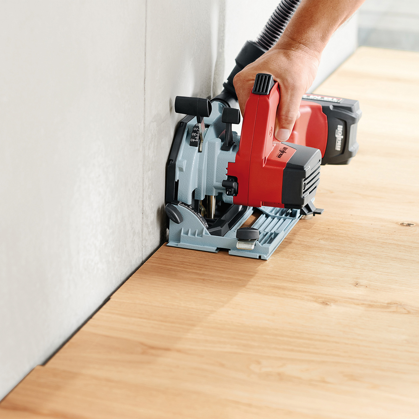 Perfekter Abschluss: Die Abstandhalter der Handkreissäge sorgen dafür, dass exakte Dehnfugen-Schnitte ab 13 mm Breite leicht von der Hand gehen. Innenarchitektur, Holz, Fußboden, Bodenbeläge, Hartholz