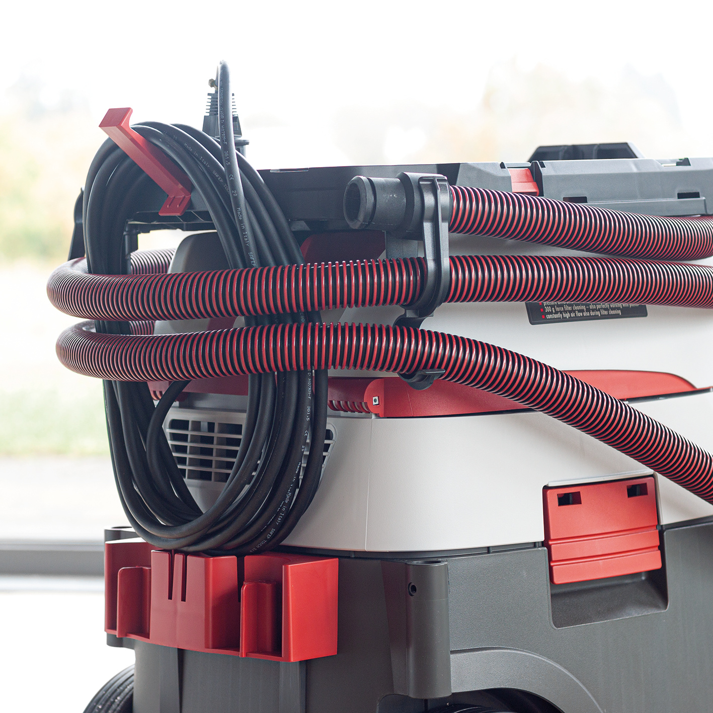 Neue Zusatzfunktion: Einfachere und sicherere Schlauchaufwicklung durch integrierten Kabelhaken mit Steckerarretierung an der Adapterplatte. Anwendungsbild