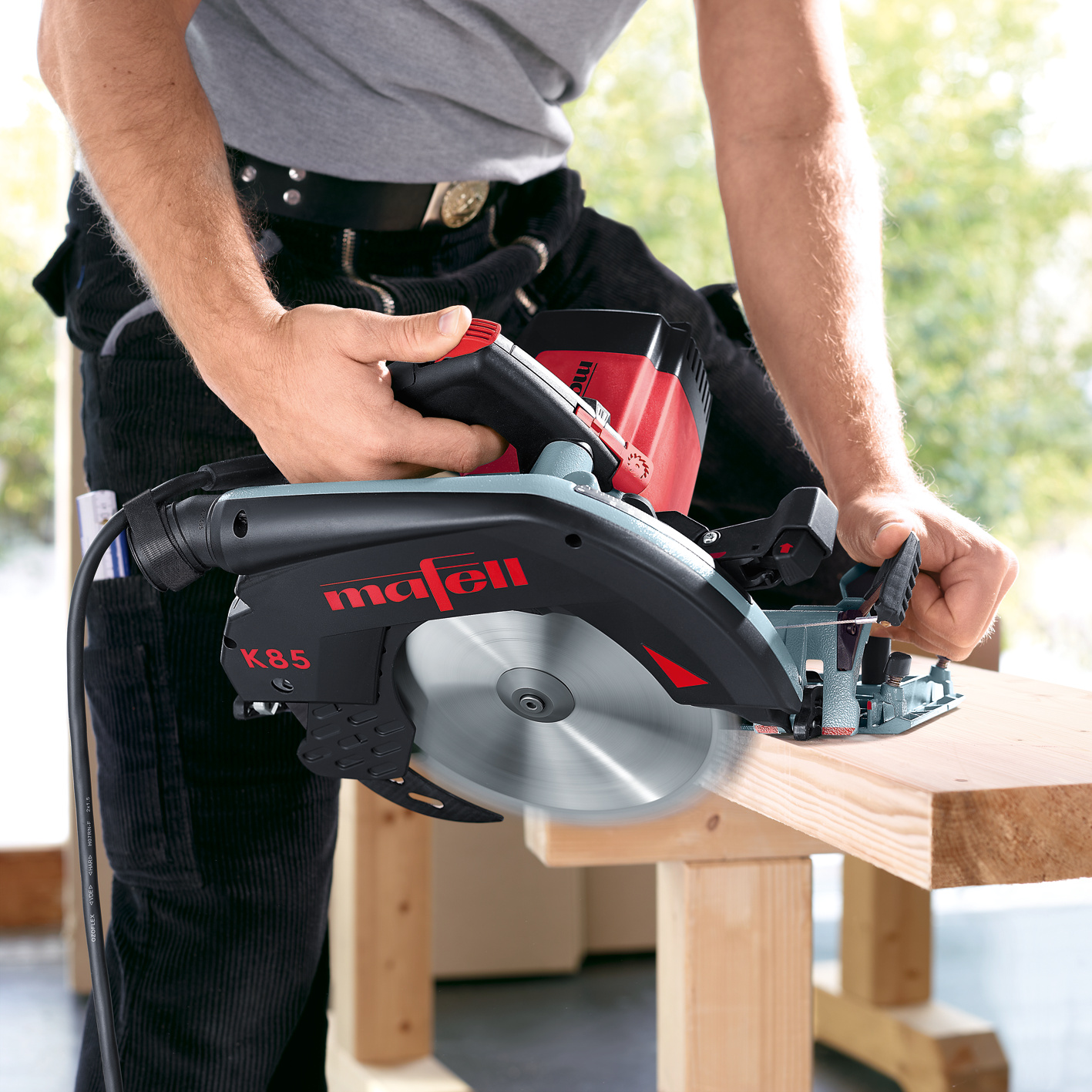 Durch den Pendelhaubenvoreinzug am zweiten Handgriff ist, speziell bei Schrägschnitten, das Ansetzen der Maschine komfortabel und sicher. Anwendungsbild