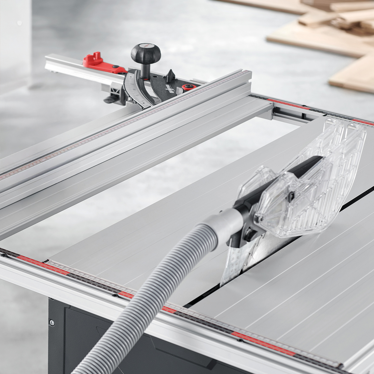 Durch die Auflage- und Halteschiene wird die Befestigung des Zusatztisches für die ERIKA 85 ermöglicht. Anwendungsbild