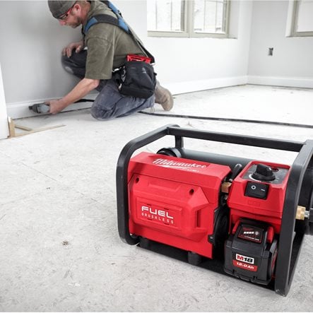 Milwaukee FUEL™ Akku-Kompressor M18 FAC 18V 9,31 bar 48 l/m