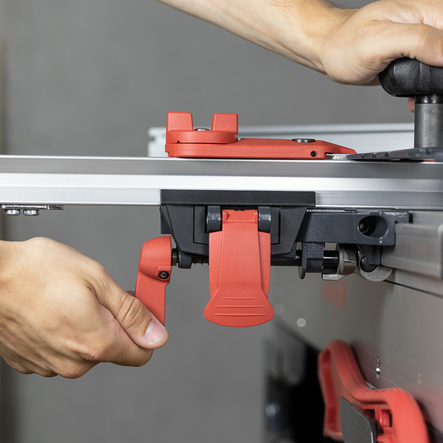 Der Anschlag lässt sich an beliebiger Stelle am umlaufenden Tischprofil aufsetzen. Anwendungsbild