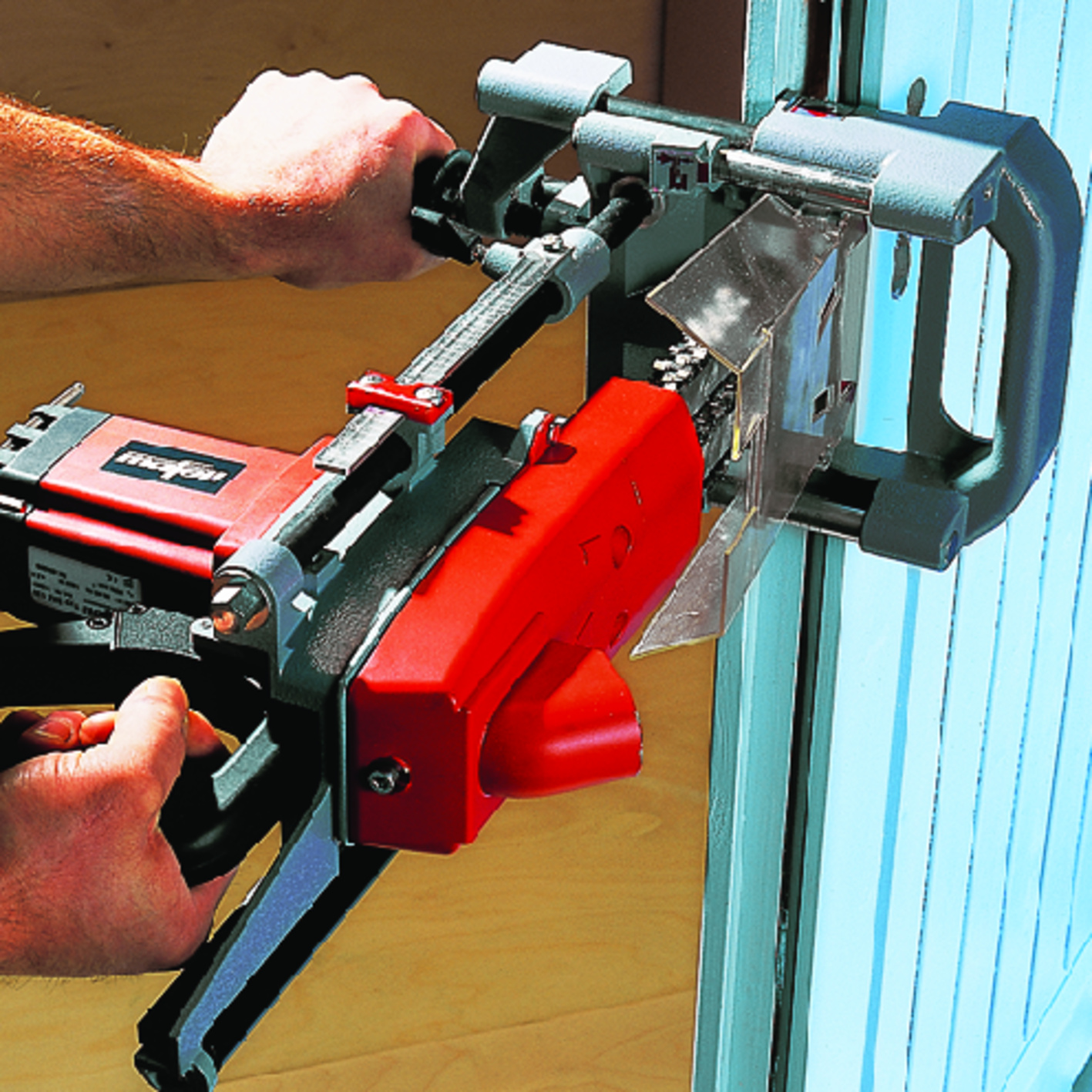 Jetzt kein Problem mehr: An einer eingebauten Tür ist das Einstemmen von Schlosskästen schnell und präzise möglich. Anwendungsbild, Spielzeug, Gerät