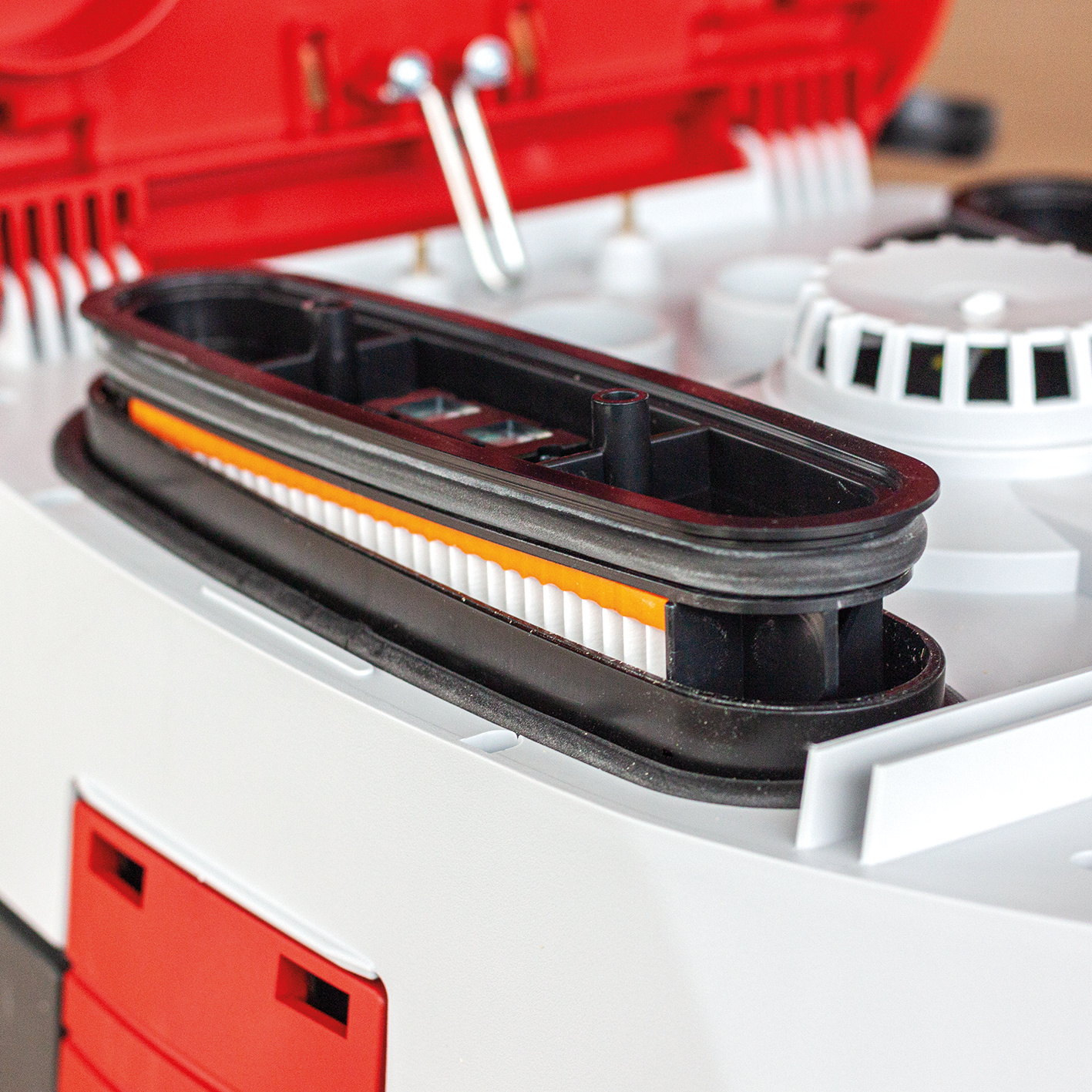 Das besonders effektive Filtersystem mit automatischer Filterabreinigung wurde speziell auf die Arbeit mit Elektrowerkzeugen abgestimmt. Anwendungsbild