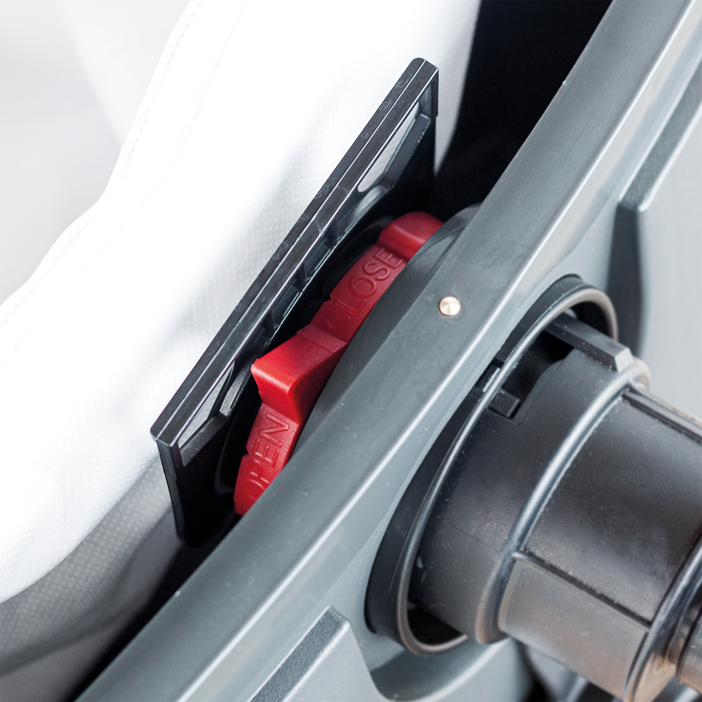 Neuer Drehschieber am Auslassstutzen wodurch zukünftig auch PE-Entsorgungsbeutel genutzt werden können. Anwendungsbild