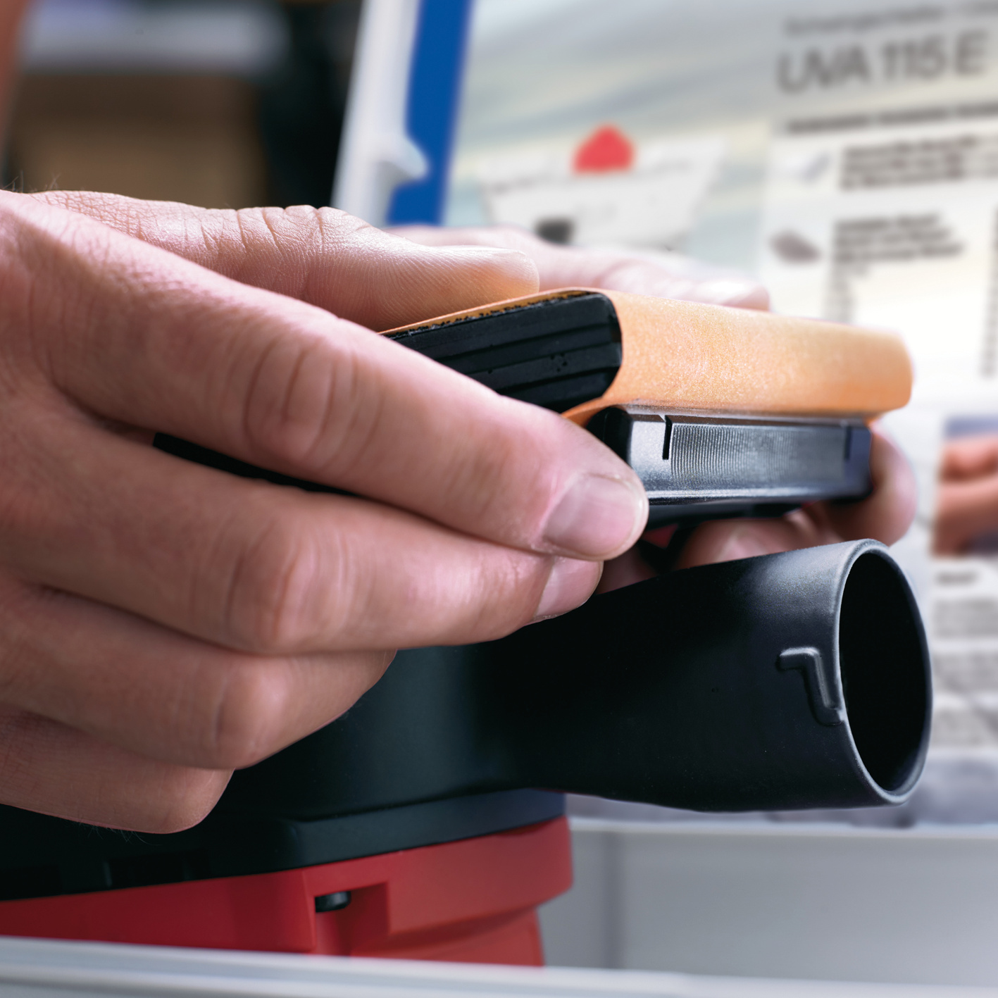 Die mechanische Klemmung für Rollenpapier spannt das Schleifpapier exakt und lässt das Papier nicht durchhängen. Anwendungsbild