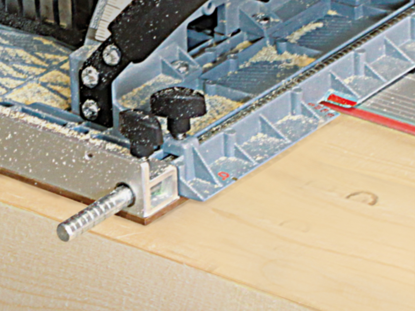 Perfekter Höhenausgleich. Durch den Gleiter aus Pertinax wird die Materialstärke der Führungsschiene ausgeglichen. Anwendungsbild, Klammer, Gerät, Werkzeug
