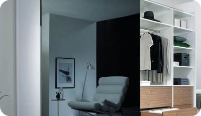 Sessel, Sessel/Relaxsessel, Schiebetürschrank, offene Garderobe, Schlafzimmer