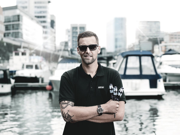 Milieubild, Photographie, Portrait, Uferpromenade, T-shirt, Sonnenbrille