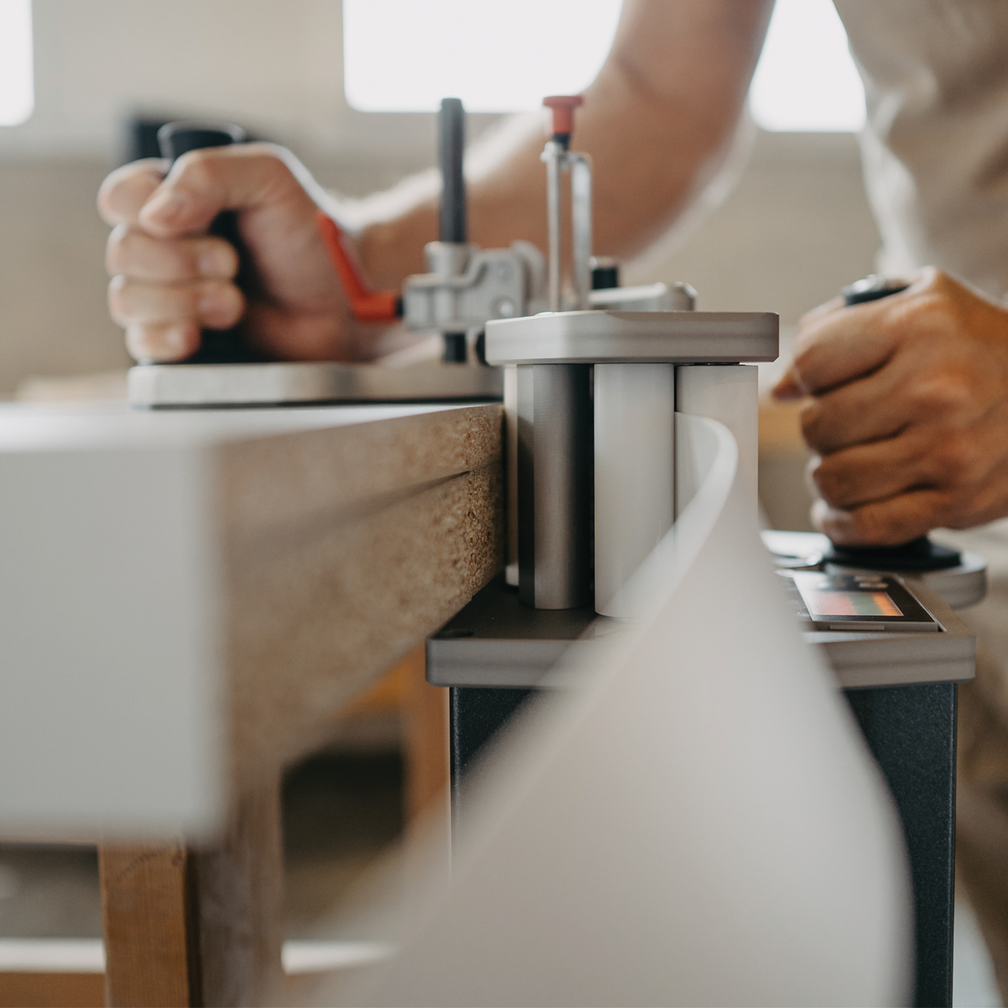 Alle im Handel verfügbaren Kanten von 0,4 – 3 mm mit vor- oder nachbeschichteter Funktionsschicht können mit dem HIT-M bearbeitet werden. Anwendungsbild