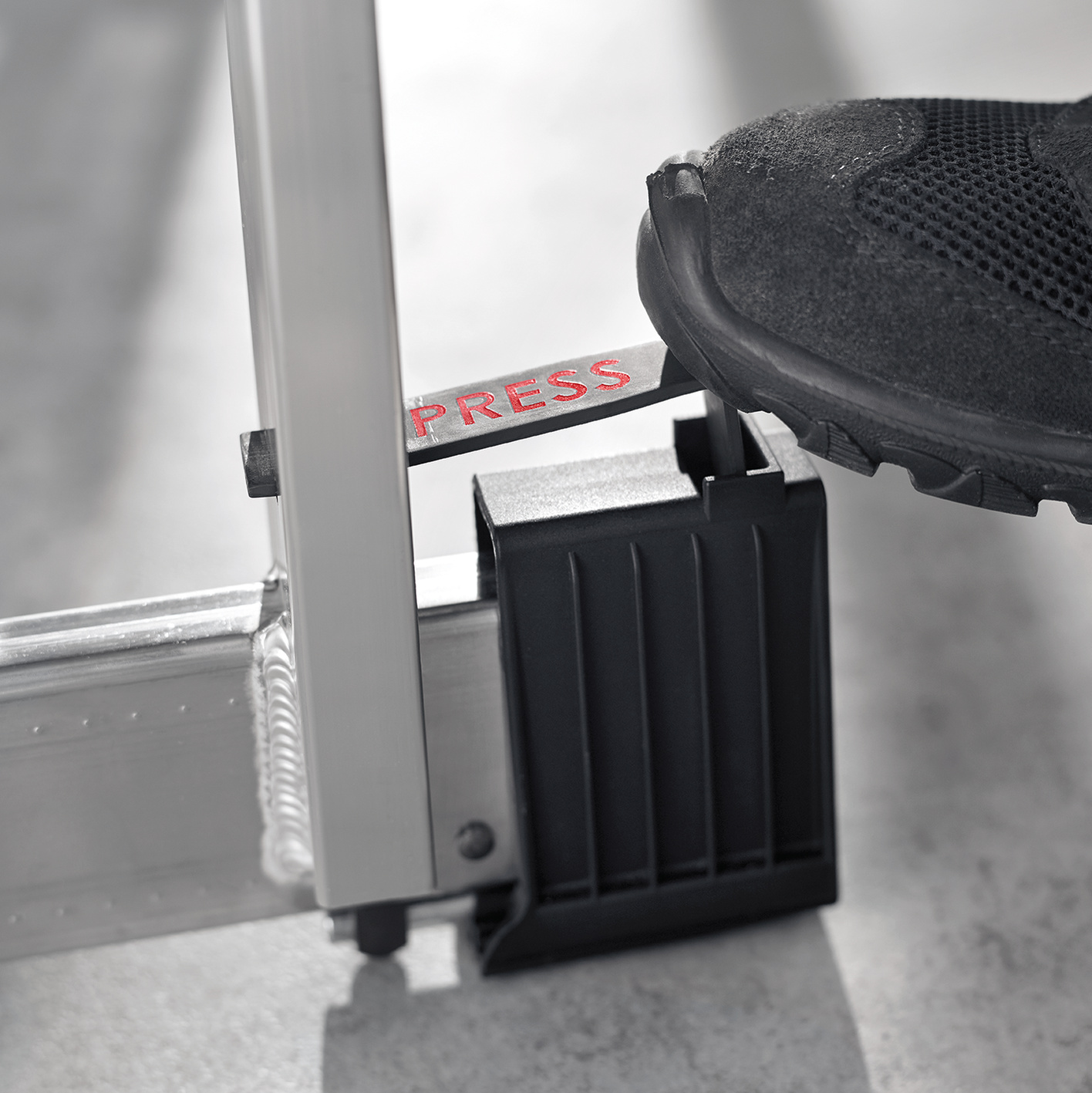 Unebenheiten des Untergrunds lassen sich mit der Niveauregulierung einfach per Fußdruck ausgleichen. Anwendungsbild