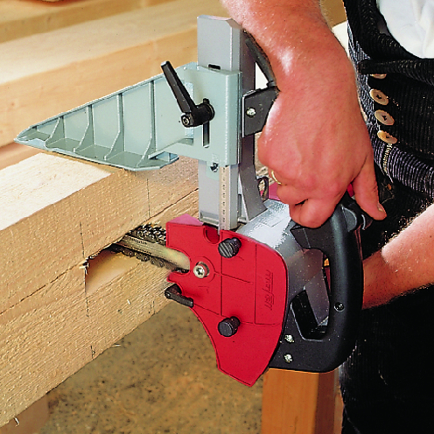 Der LS 103 Ec in horizontalem Arbeitseinsatz. Anwendungsbild, Person, Gerät