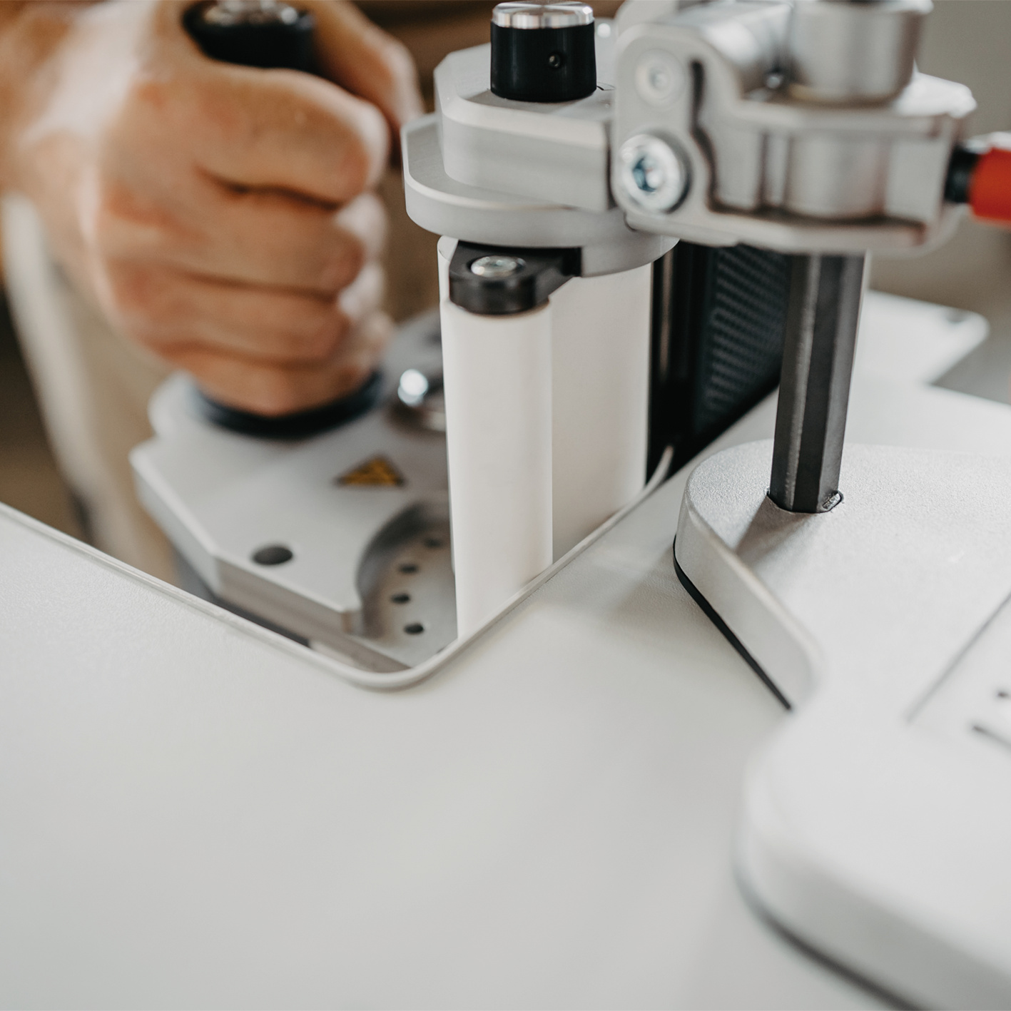 Speziell durch die angetriebene Andruckrolle der SA-Variante sind extreme Innenradien ab 10 mm mühelos umsetzbar. Anwendungsbild