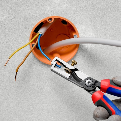 Knipex StriX® Abisolierzange mit Kabelschere 13 62 180 schwarz atramentiert