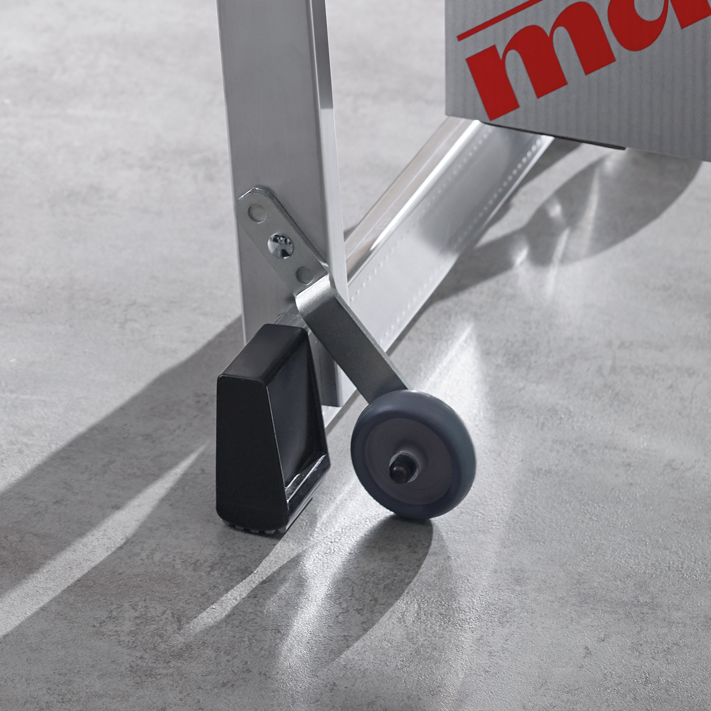 Nachrüstmöglichkeit: Mit dem Anbausatz können Räder unkompliziert an der ERIKA 70 angebracht werden, um das Handling zu verbessern. Anwendungsbild