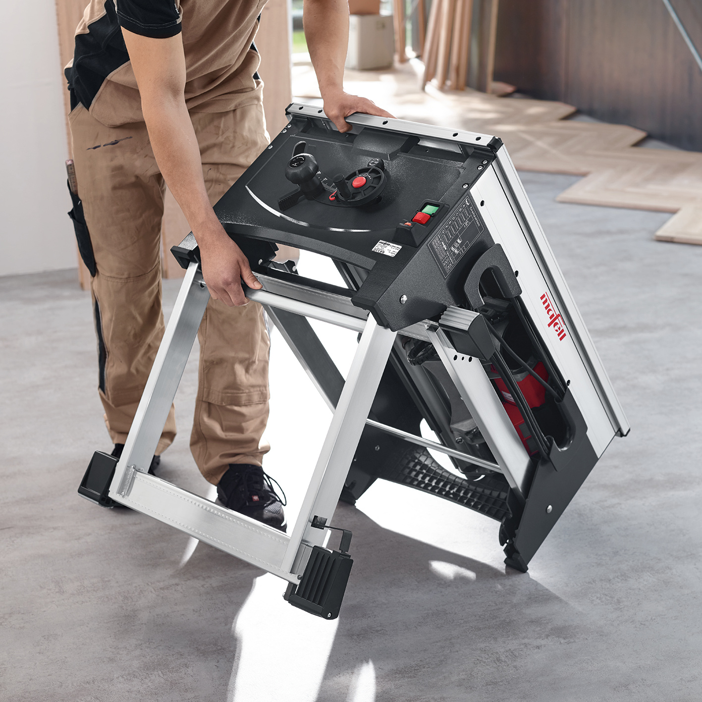 Die ERIKA können Sie alleine auf- und abbauen. Sekundenschnell und ohne Werkzeug können Sie die integrierte Stationär-Einrichtung ausklappen. Anwendungsbild