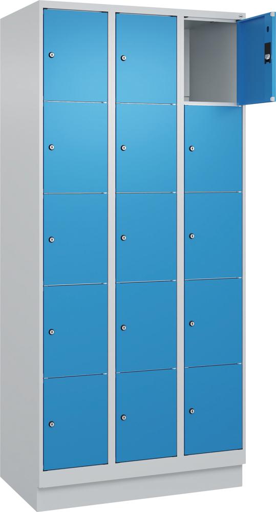 CP Fächerschrank CLASSIC B900xT500xH1950 mm RAL 7035/5012, 3x5 Fächermit 100 mm hohem Sockel