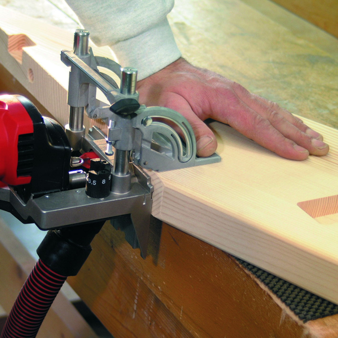 Arbeiten beim Treppenbau, in der Werkstatt oder auf Montageeinsätzen. Anwendungsbild, Sperrholz, Holz, Person