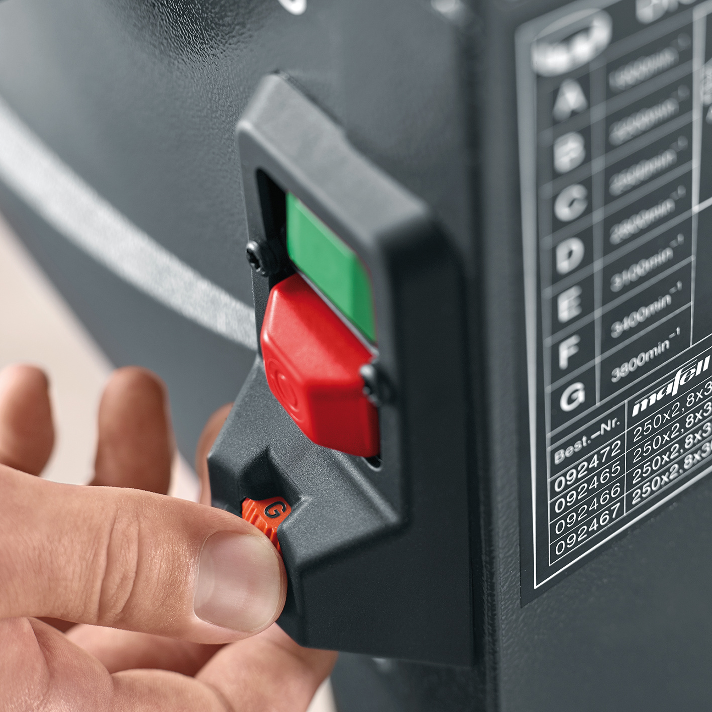 Die stufenlose Drehzahleinstellung für individuelle Anforderungen und Einsatzzwecke ist an der Frontplatte ideal platziert. So lässt sich die Drehzahl bequem auf unterschiedliche Materialien und Anwendungen einstellen.