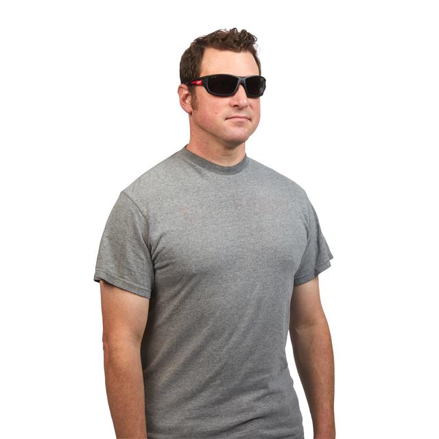 T-shirt, Sonnenbrille, Erwachsener, Mann, Person