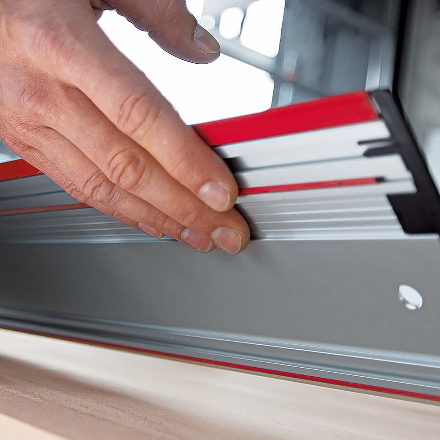 Für optimale Genauigkeit und saubere Schnitte – die Führungsschiene mit Ausreißschutz.