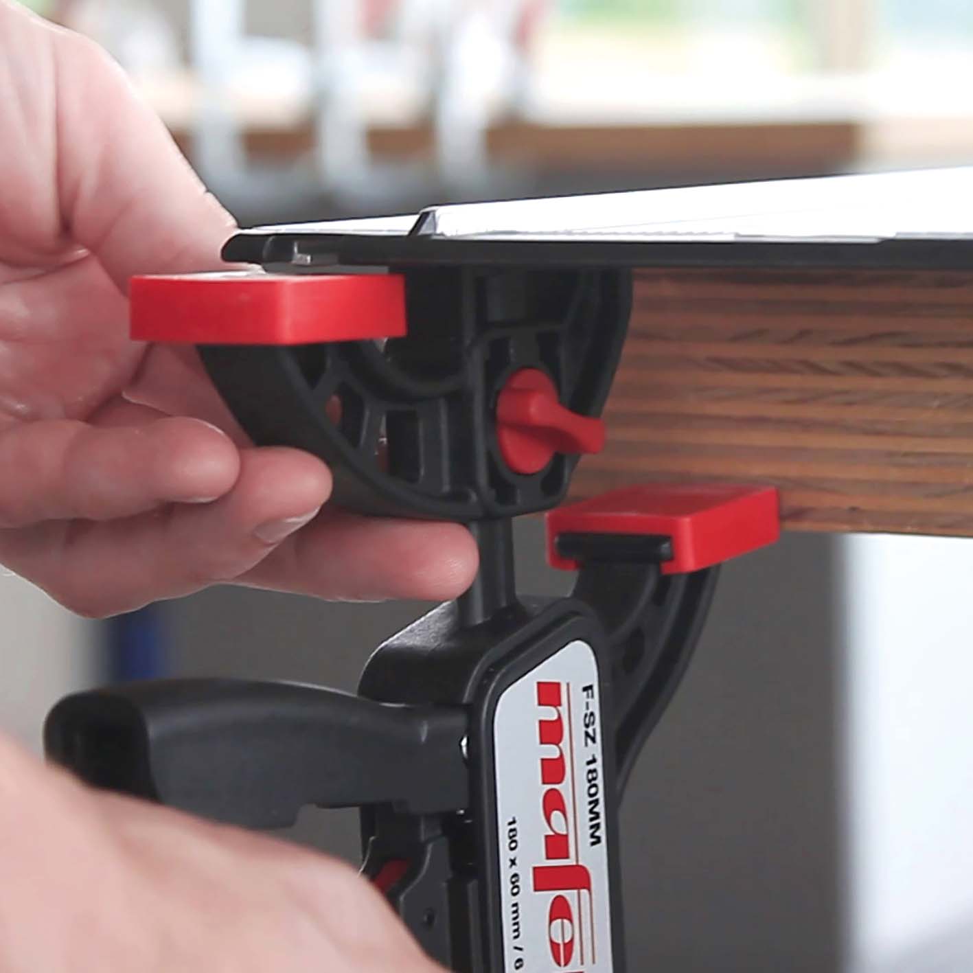 Mit 2 Schraubzwingen kann die Führungsschiene zusätzlich am Werkstück fixiert werden.