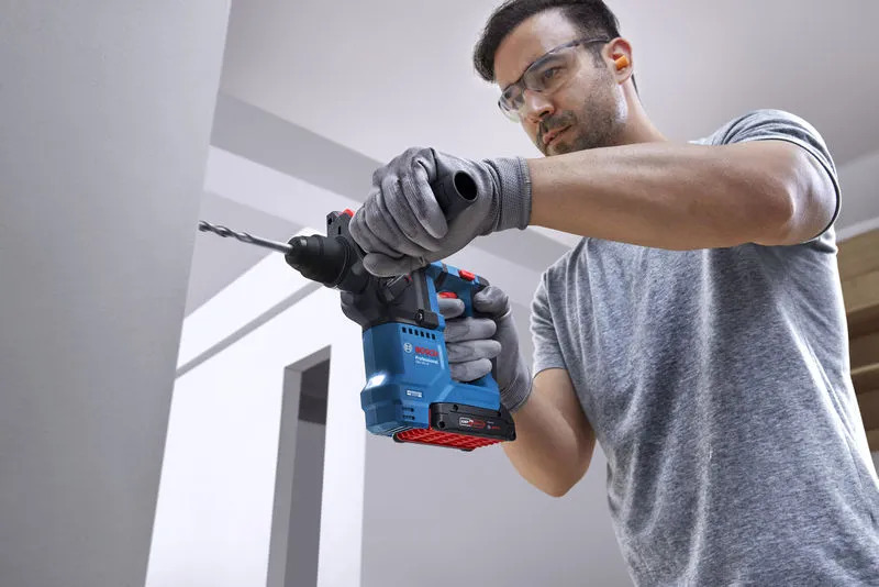 Person, Arbeiter, Elektrische Bohrmaschine, Werkzeug, Handschuh