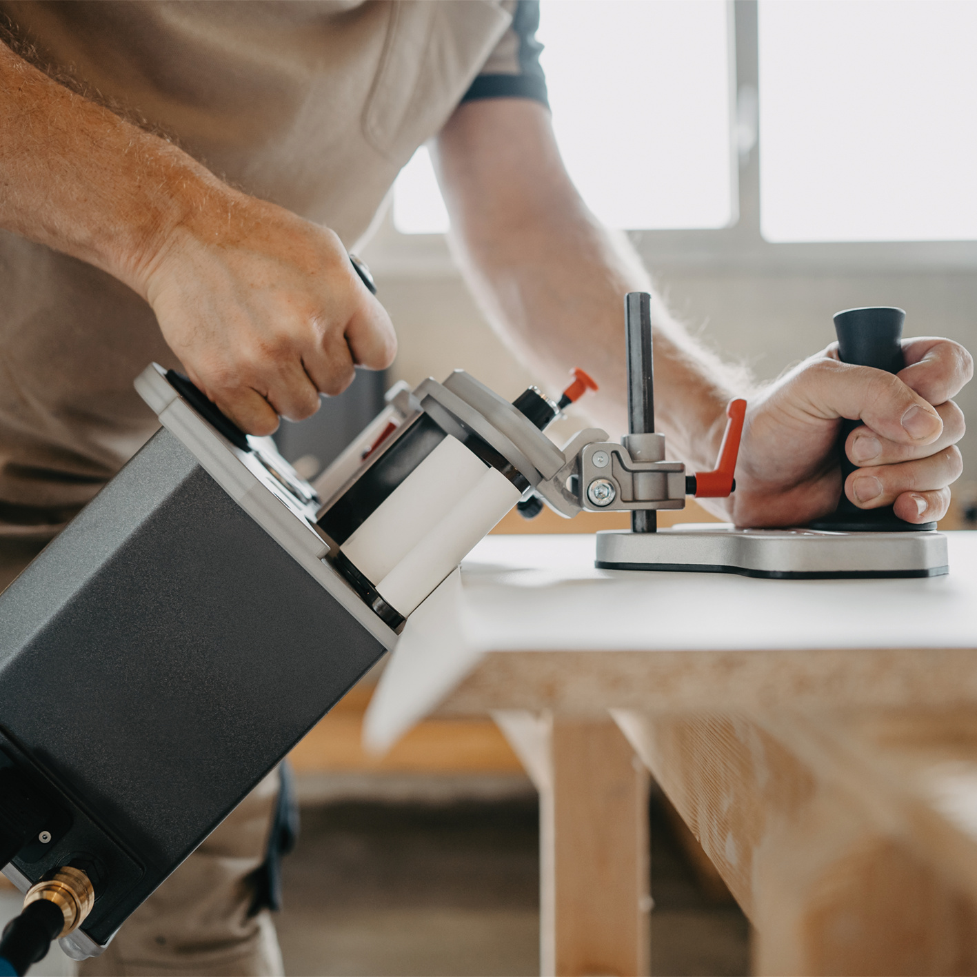 Für schräge Plattenkanten kann die Auflageplatte bis 50° geschwenkt werden. Anwendungsbild