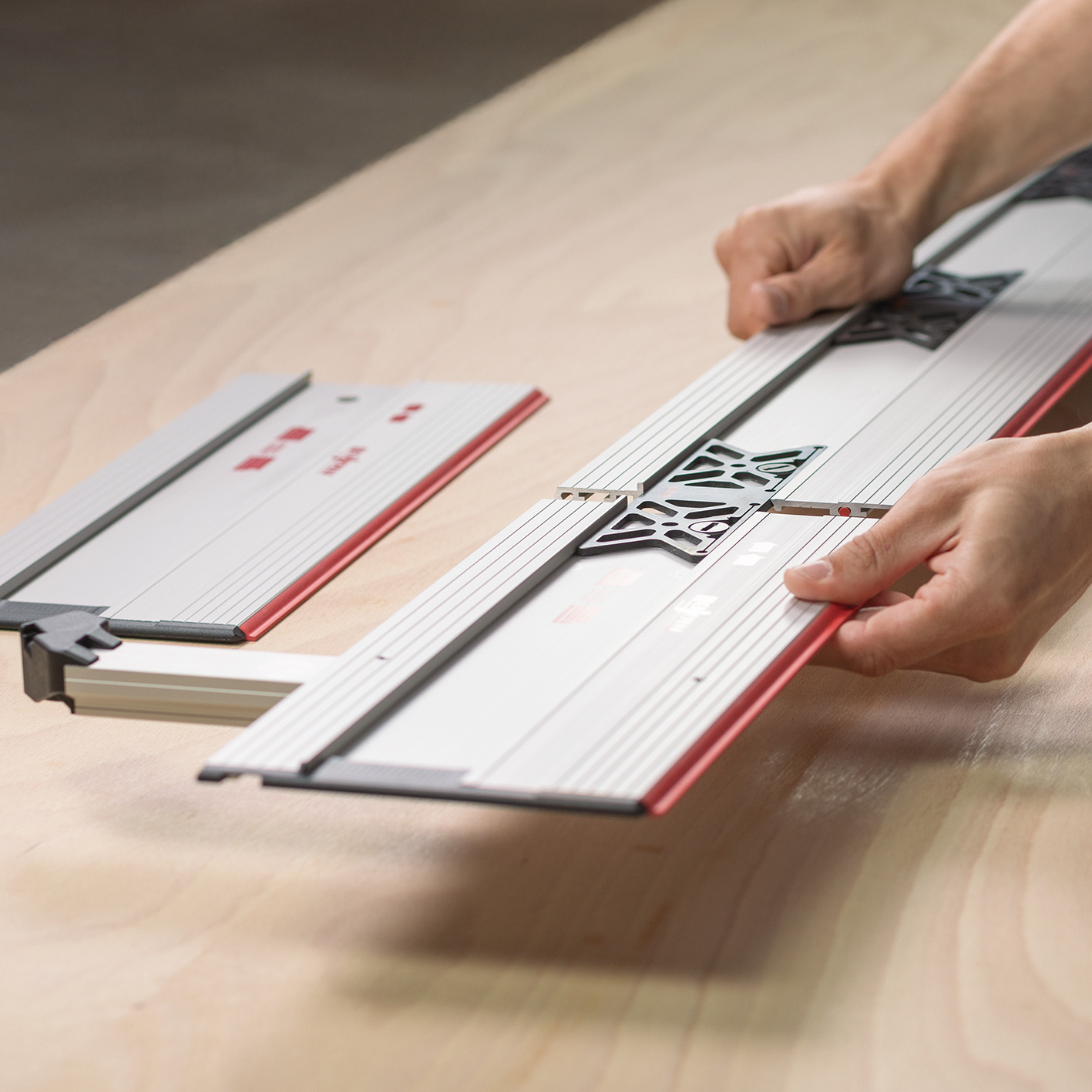 Mit praktischem 90° Winkelanschlag F-WA 90, passend für alle Führungsschienen F. Anwendungsbild