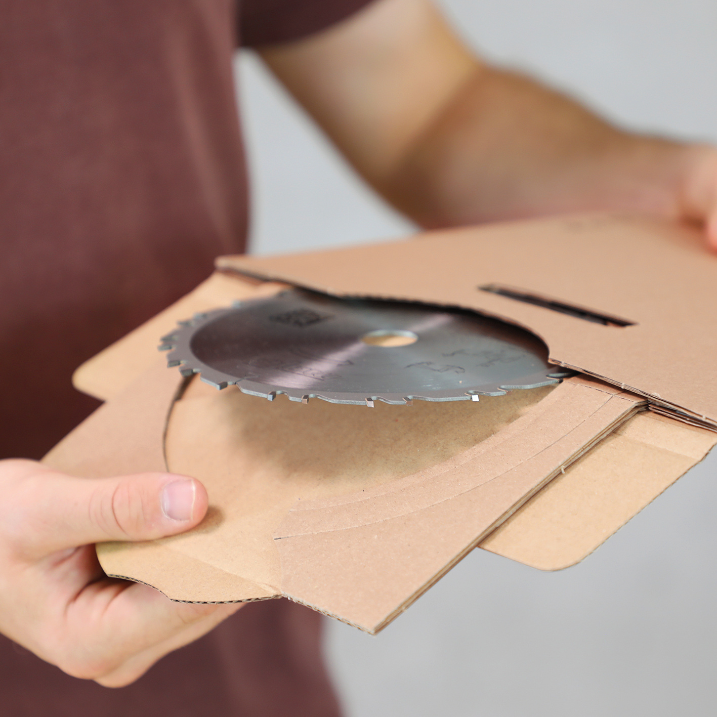 Anwendungsbild, Karton, Körperteil, Finger, Hand, Person