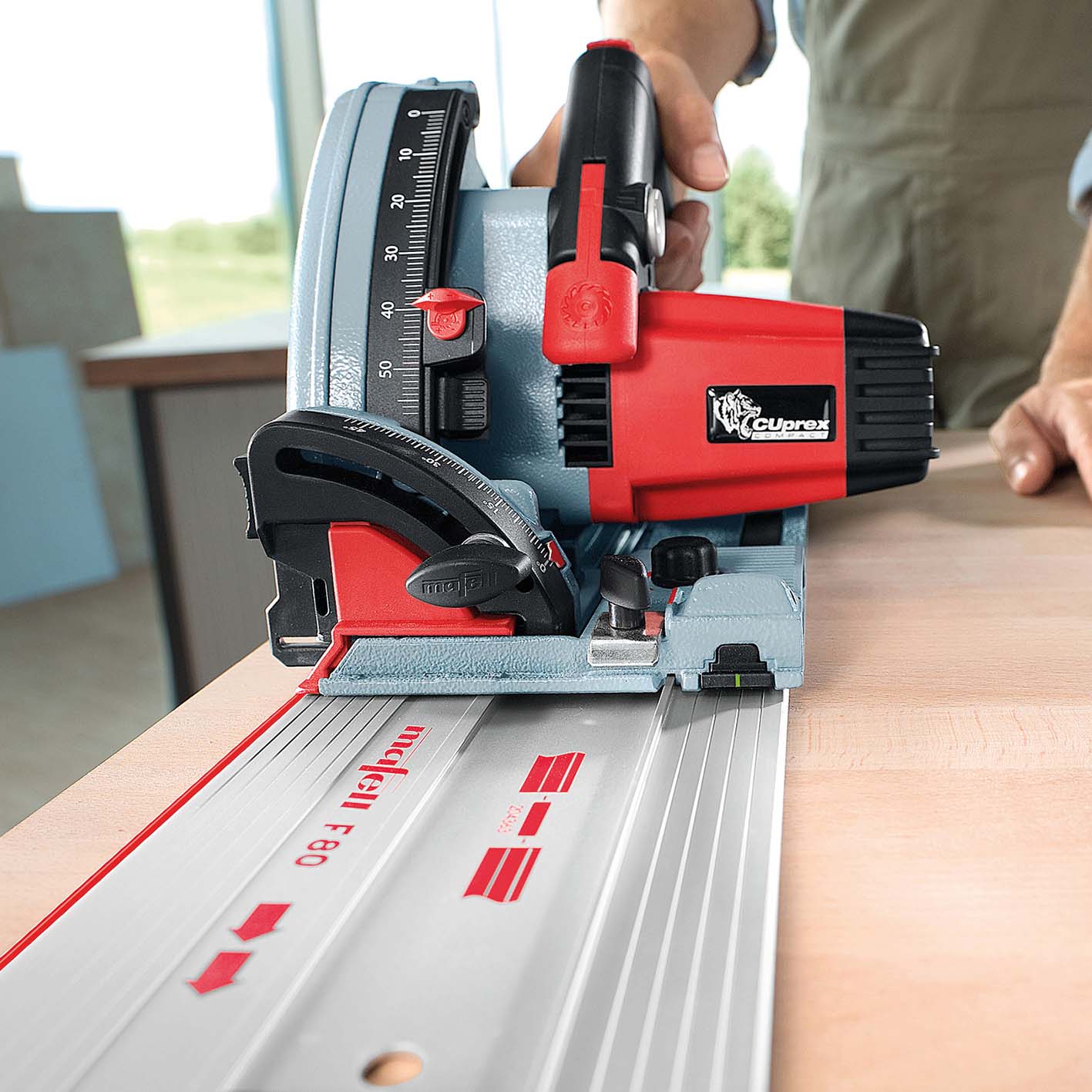 Zwei steckbare Haftstränge an der Schienenunterseite bewirken eine absolut rutschsichere und materialschonende Auflage.