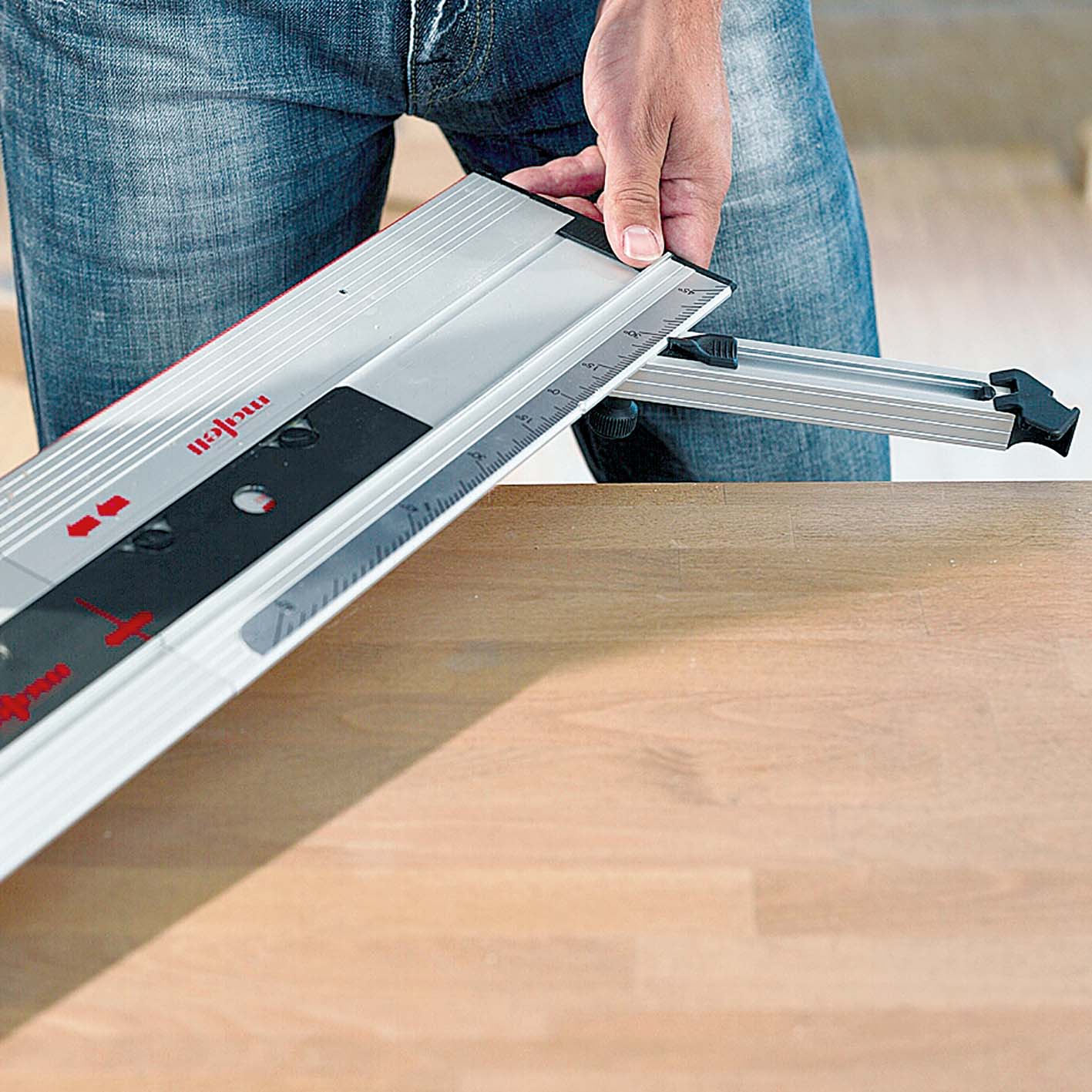 Die Einheit mit Winkelanschlag und Führungsschiene wird am Werkstück angelegt.