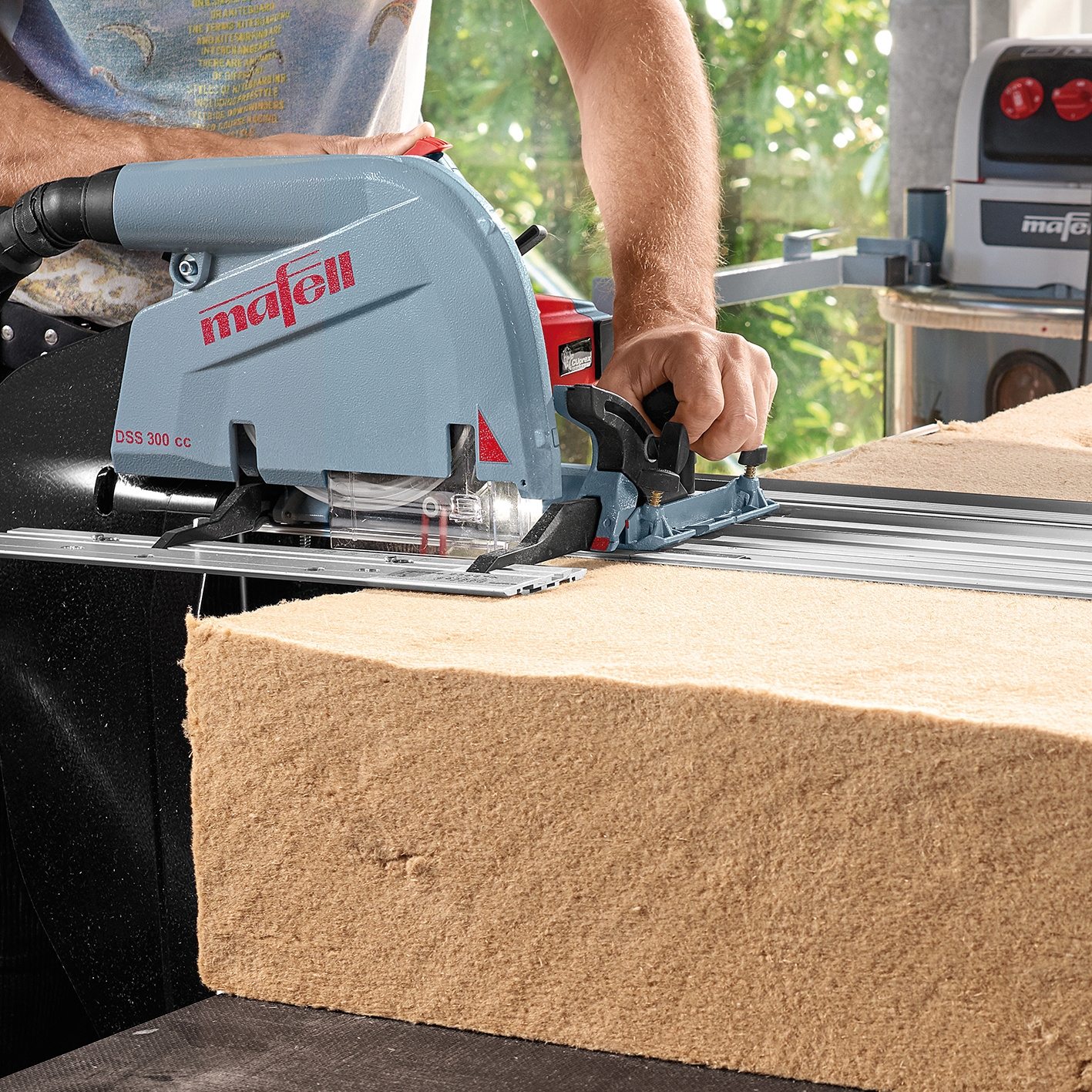 Mit der DSS 300 cc lassen sich auch flexible Materialien, zum Beispiel für die Dämmung im Gefach, schnell und präzise bearbeiten. Anwendungsbild, Holz