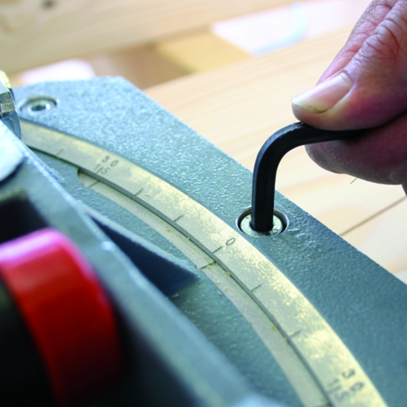 Das Schlitzgerät kann beidseitig bis 45° geschwenkt werden. Anwendungsbild, Finger, Hand, Person, Elektronik, Hardware