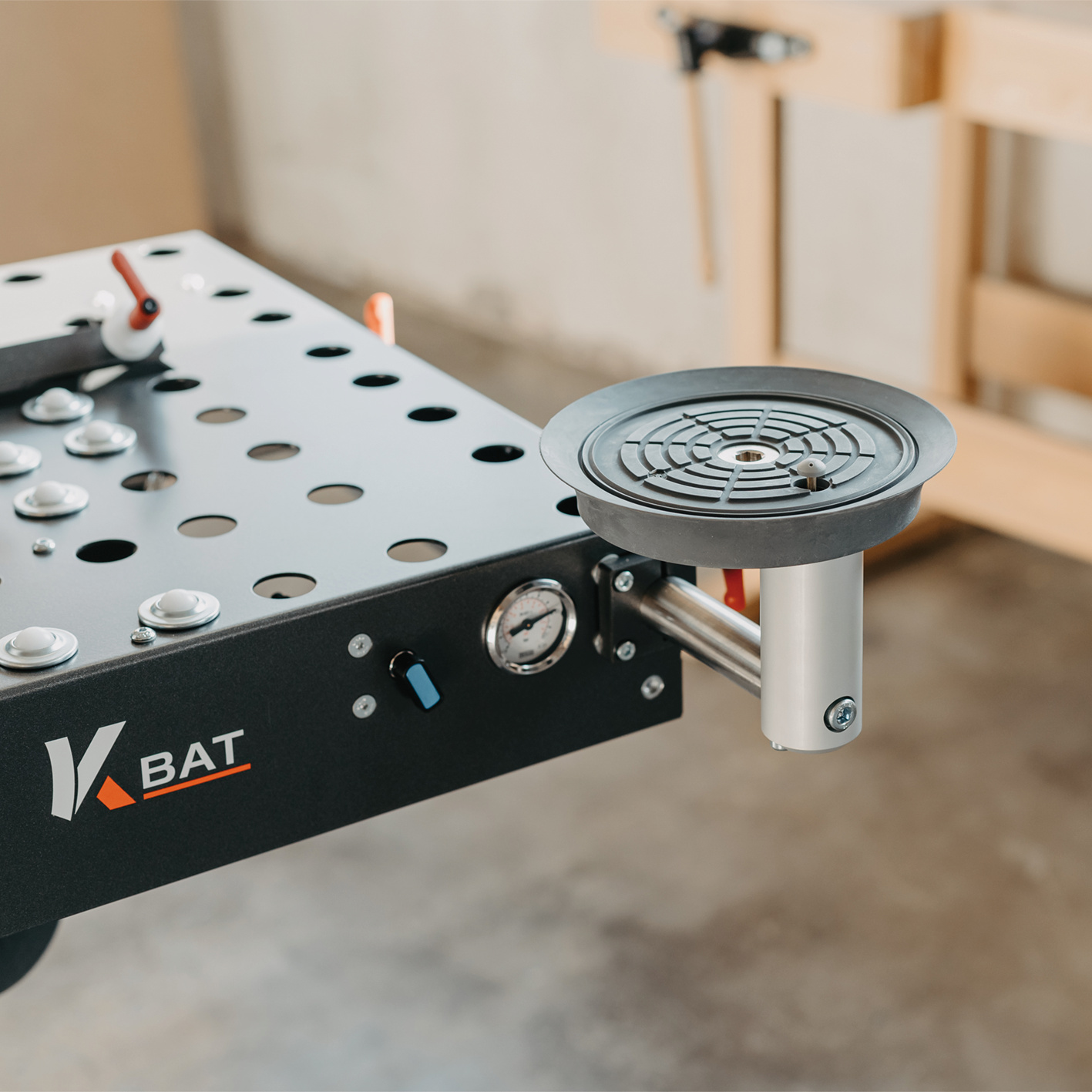 Zur sicheren Nachbearbeitung der Kante kann das Werkstück mit der Vakuumplatte fixiert werden. Ein Tastventil schaltet diese bei nichtgebrauch ab. Anwendungsbild