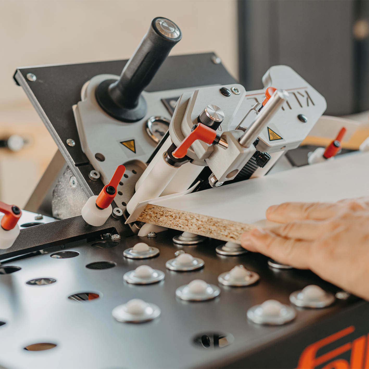 Der BAT vereinfacht deutlich das Anfahren von Schrägkanten. Alle Winkeleinstellungen von 0 - 55° sind frei einstellbar. Gängige Winkeleinstellungen können arretiert werden. Anwendungsbild