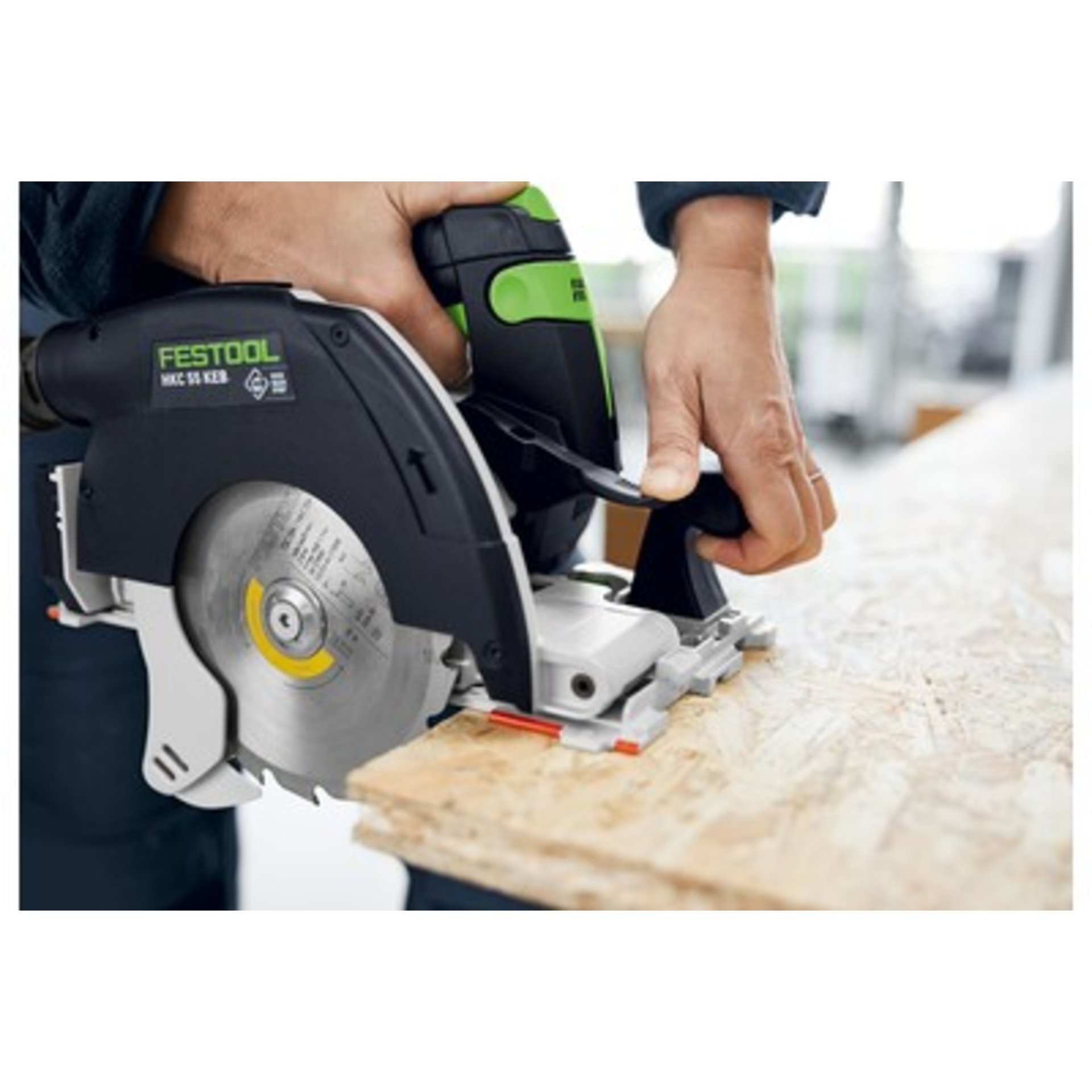 Festool Akku-Handkreissäge HKC 55 KEB-Basic mit FSK 420 Kappschiene im Einsatz