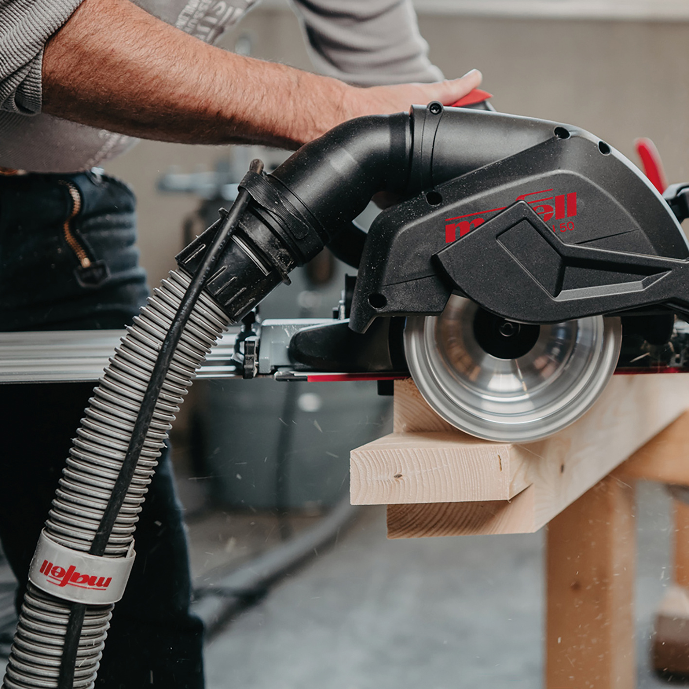 Durch K-FIX wird das Kabel ordentlich und sicher am Platz festgehalten. Anwendungsbild