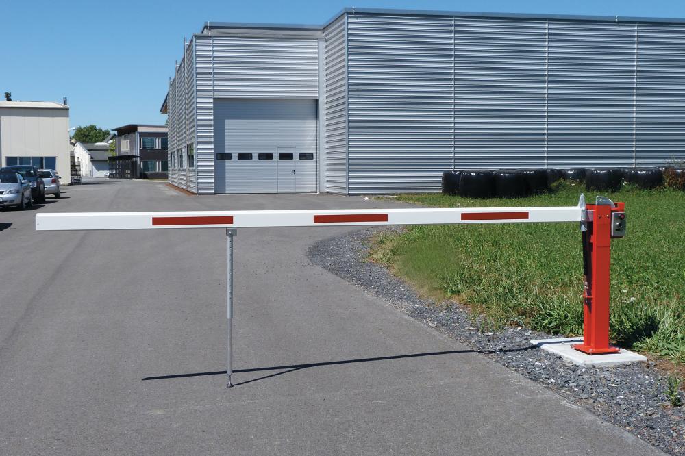 Mannus Schranke mit Gasdruckfeder zum Aufdübeln, gefederte Pendelstütze