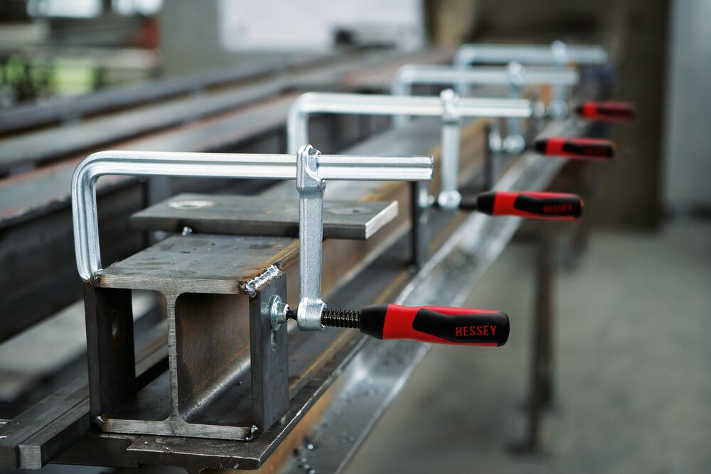 Bessey Ganzstahl-Schraubzwinge GZ25 250/120 mm mit Holzgriff