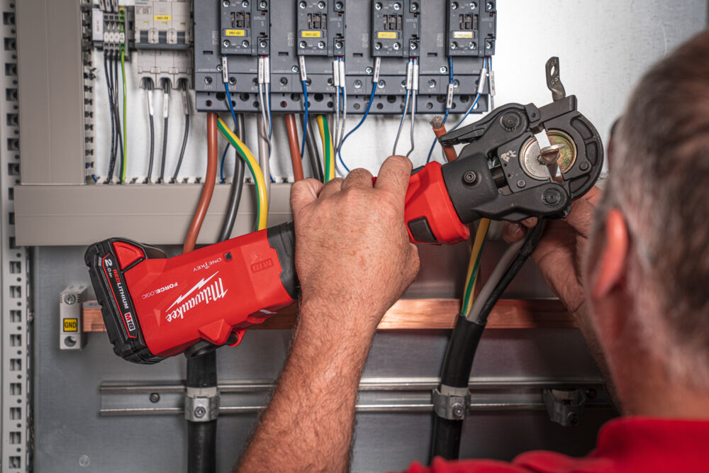 Milwaukee M18 ONEHCCT60-0C FORCE LOGIC™ Akku-Presszange 60kN