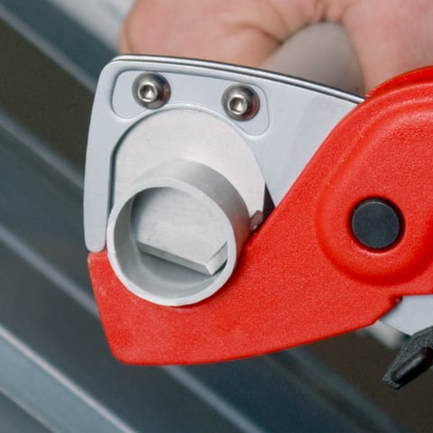 Knipex PlastiCut® Schlauch- und Schutzrohrschneider 90 20 185 für Kunststoffrohre und Schläuche bis Ø 25 mm