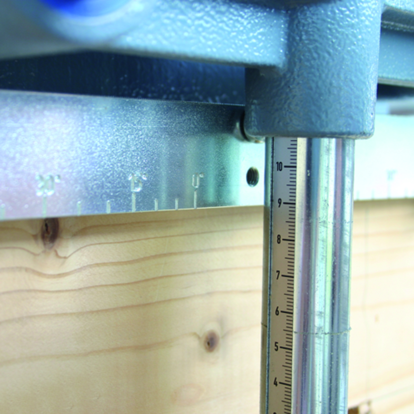 Der vertikale Randabstand kann über eine Skala exakt eingestellt werden. Anwendungsbild, Holz, Sperrholz, Auto, Transport, Fahrzeug