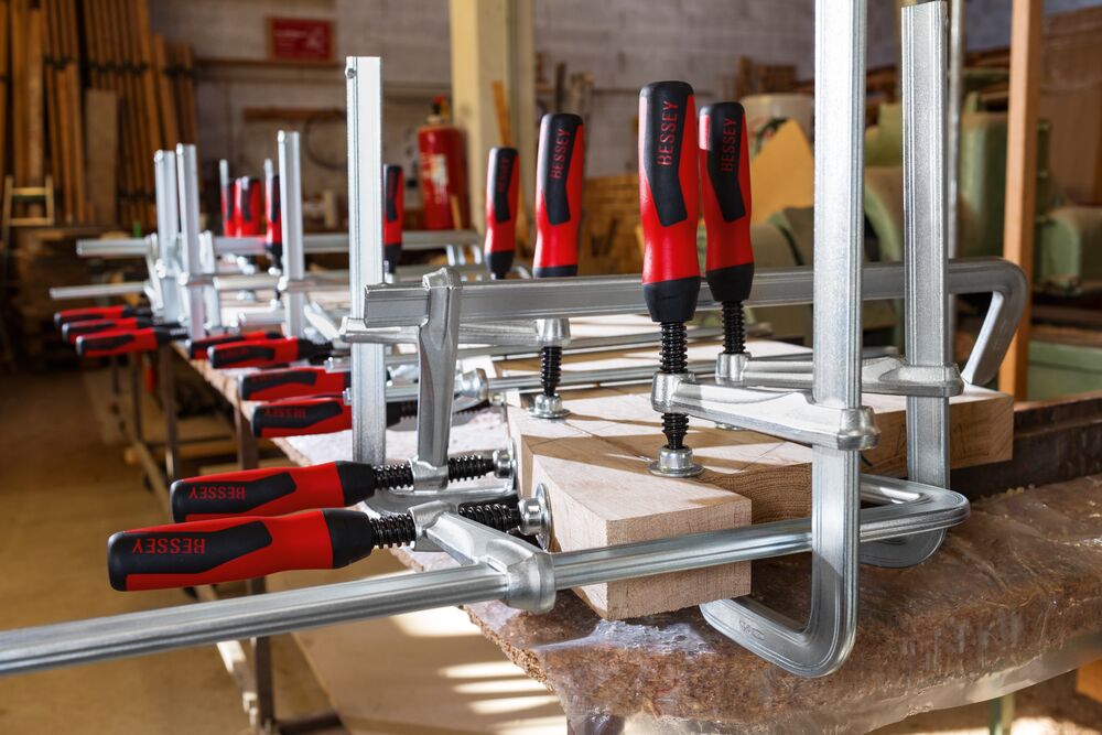 Bessey Ganzstahl-Schraubzwinge GZ25 250/120 mm mit Holzgriff
