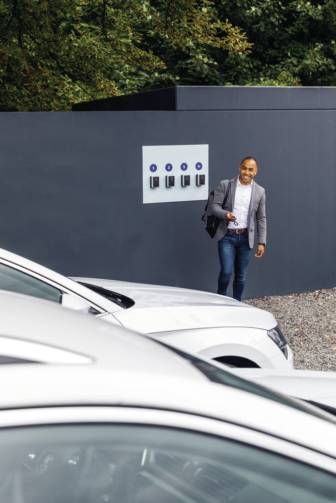 Milieubild Hochkant 02 | Anwendungsbeispiel - KeyGarage™ 787 SMART-BT zur Hinterlegung von Autoschlüsseln