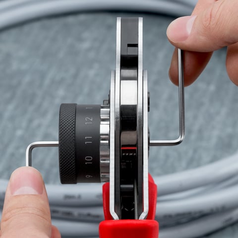 Knipex Vierdorncrimpzange 97 52 65 A für gedrehte Kontakte 230mm 604g