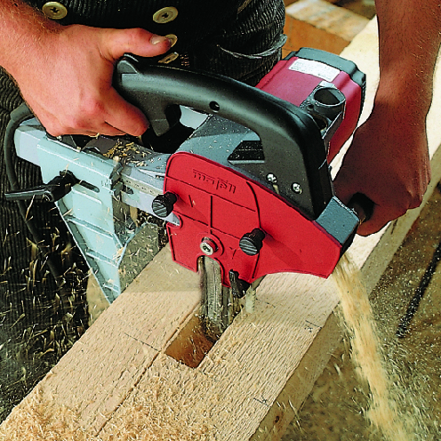 Zapfenlöcher mit dem LS 103 Ec in verschiedenen Abmessungen bis 100 mm. Anwendungsbild, Gerät