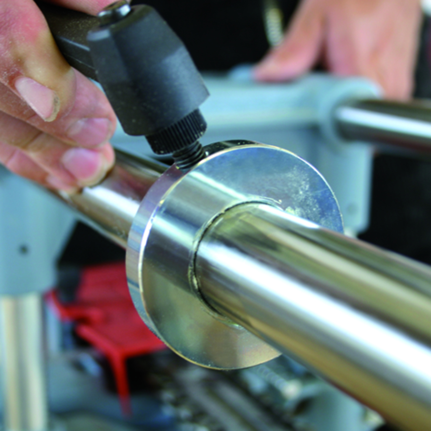 Die Frästiefe kann exakt eingestellt werden. Anwendungsbild, Körperteil, Finger, Hand, Person, Maschine