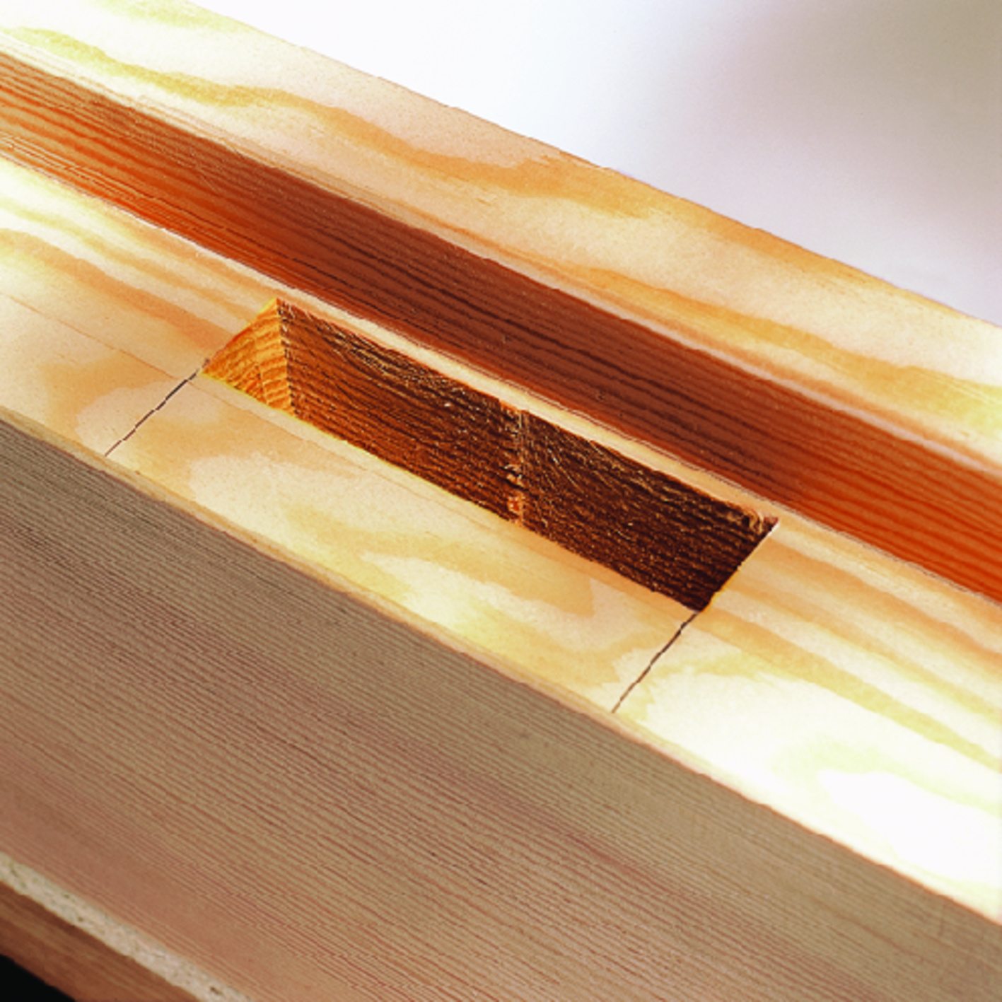 Schlitzlängen von 78 mm und Schlitzbreiten von 16 mm sind mit einmaligem Einstich möglich. Auch breitere oder längere Schlitze werden millimetergenau ausgearbeitet - durch einfaches Nachsetzen des SKS 130. Anwendungsbild, Holz, Sperrholz, Schnittholz, Schublade, Mobiliar