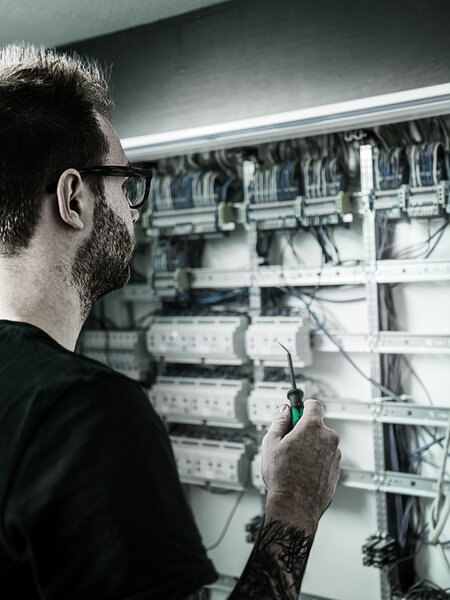 Milieubild, Hardware, Erwachsener, Männlich, Mann, Person